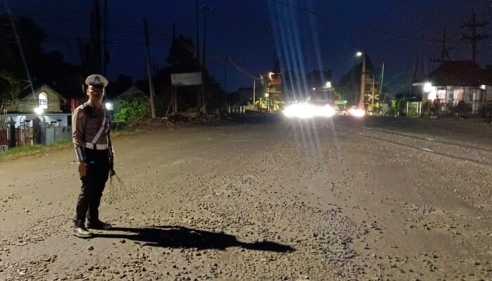Perbaikan Rel Picu Kemacetan di Bangil, Satlantas Pasuruan Turun Tangan Atur Lalu Lintas Malam Hari