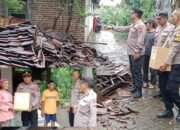 Kapolsek Kejayan Berikan Bantuan Sosial untuk Warga Terdampak Bencana di Ambal Ambil