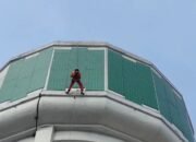 Petugas Damkar Pasuruan Evakuasi Drone yang Tersangkut di Tower Air Bersejarah 20 Meter