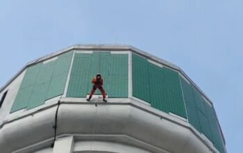 Petugas Damkar Pasuruan Evakuasi Drone yang Tersangkut di Tower Air Bersejarah 20 Meter