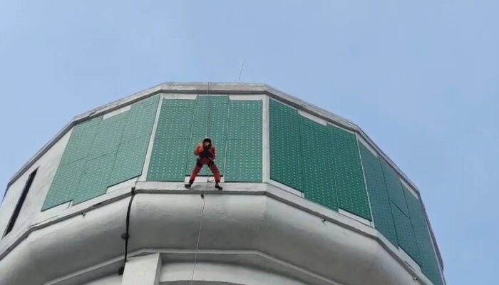 Petugas Damkar Pasuruan Evakuasi Drone yang Tersangkut di Tower Air Bersejarah 20 Meter
